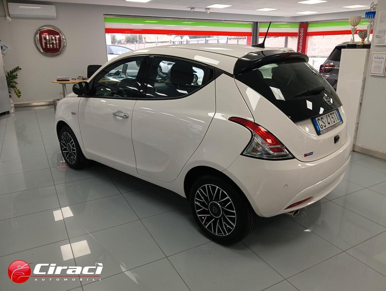 Lancia Ypsilon 1.0 5 p Hybrid Platino