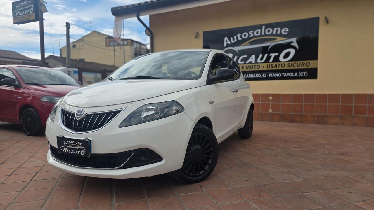 Lancia Ypsilon 1.0 FireFly 5 porte S&S Hybrid Ecochic Silver