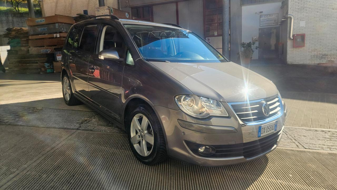 Volkswagen Touran 1.9 TDI DSG 7 POSTI
