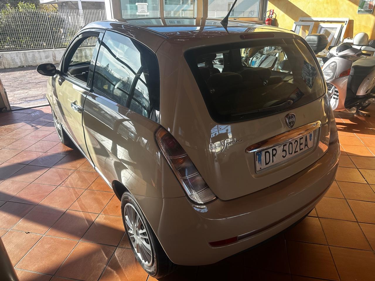 Lancia Ypsilon 1.2 beige metano neopatentati