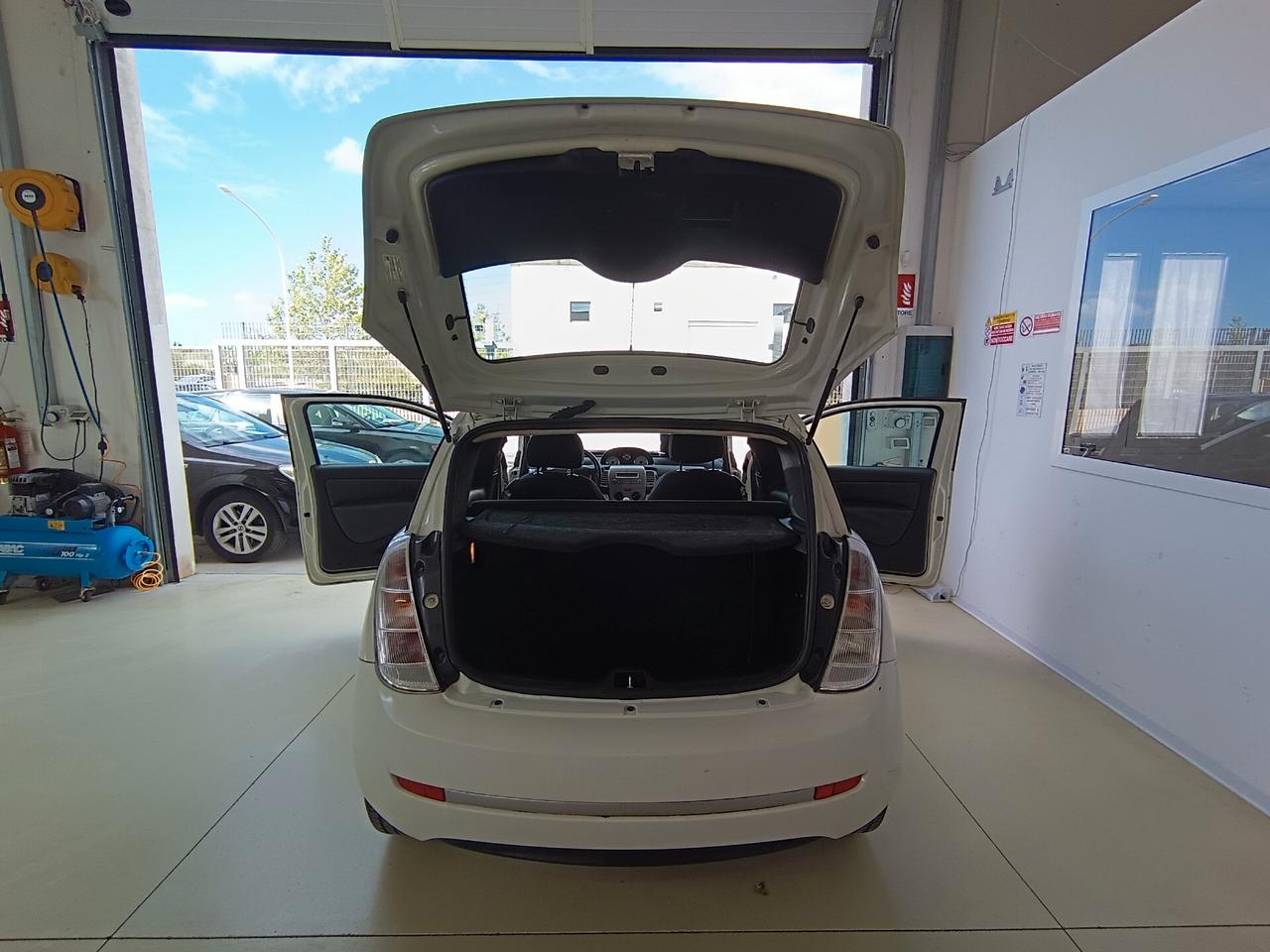 Lancia Ypsilon 1.3 MJT 75 CV Versus
