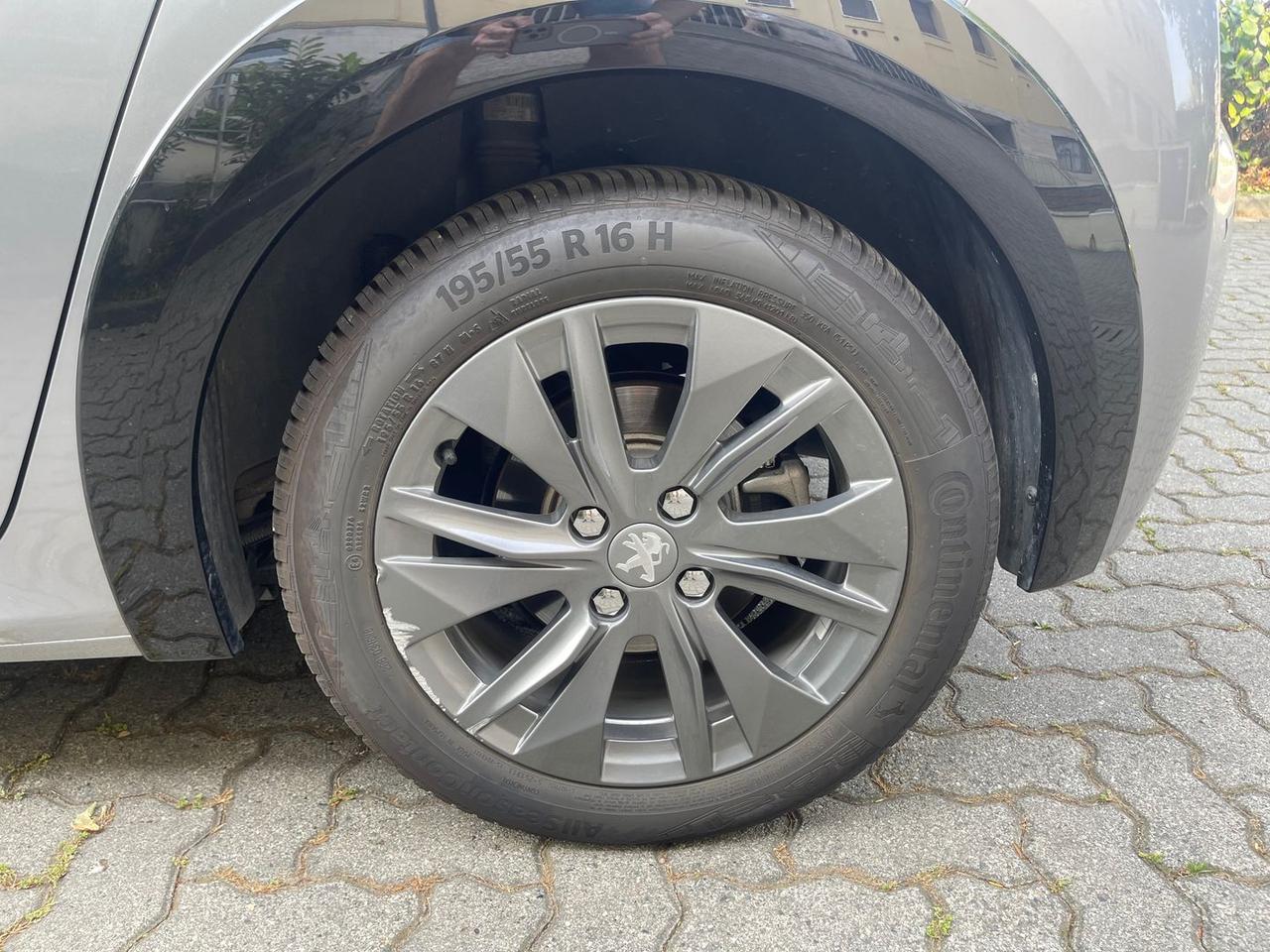 Peugeot 208 Allure e-208 #5990