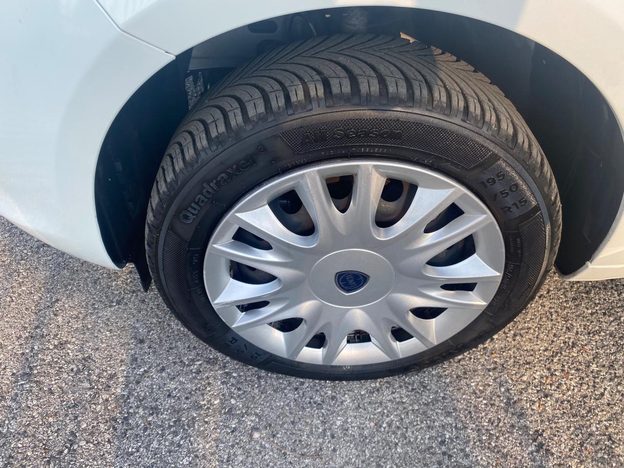 Lancia Ypsilon 0.9 TwinAir 85 CV 5 porte Metano Ecochic Silver
