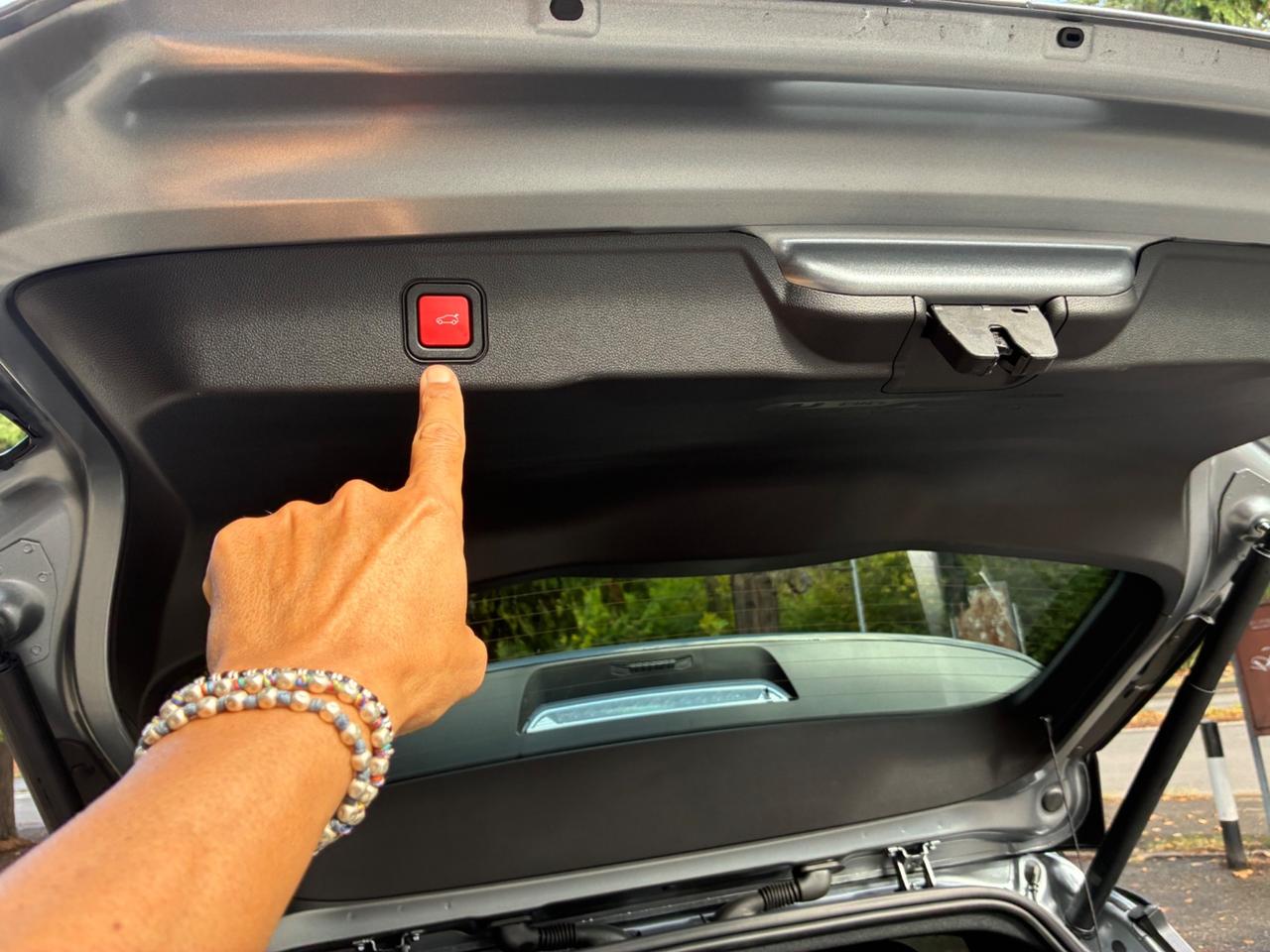 Jeep Avenger Hybrid Summit tetto apribile e navi