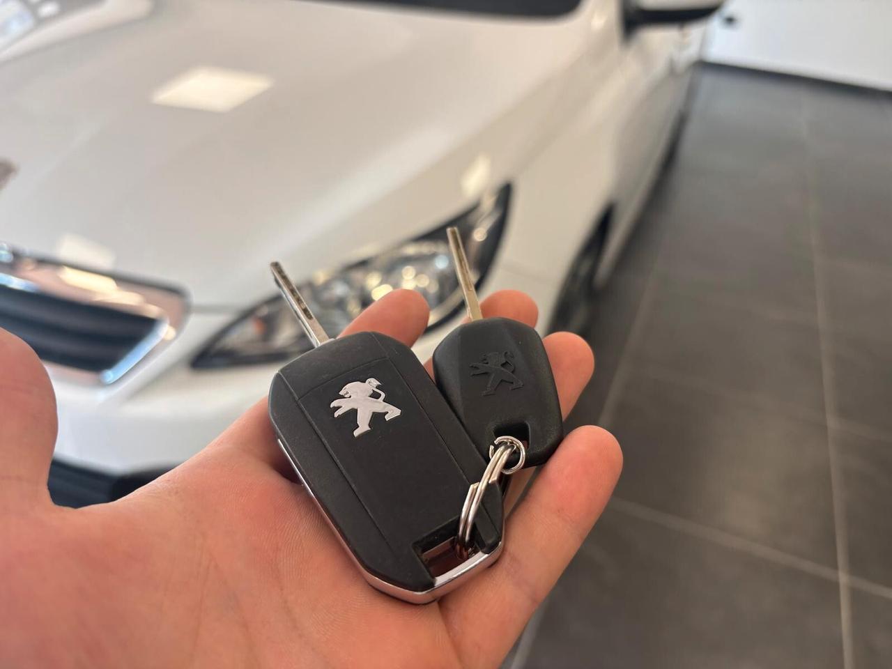 PEUGEOT 3008 ANNO 2016 DS 1.6 ADATTA NEOPATENTATI KM 140 MILA