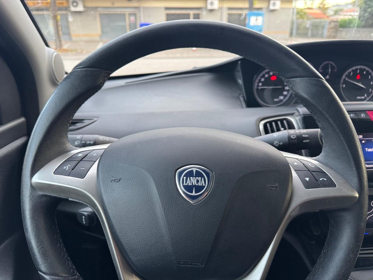 Lancia Ypsilon 1.2 69 CV 5 porte S&S Platinum (15 mila km!)