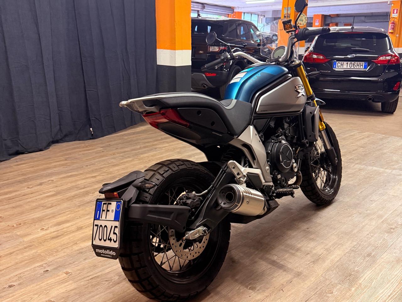 MERAVIGLIOSA CF-MOTO CON SOLI 2332 KM UNICO PROPRIETARIO