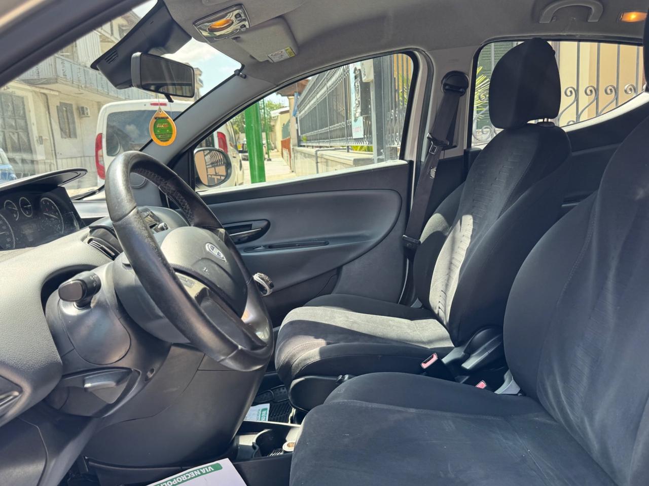 Lancia Ypsilon 1.2 69 CV 5 porte S&S Silver