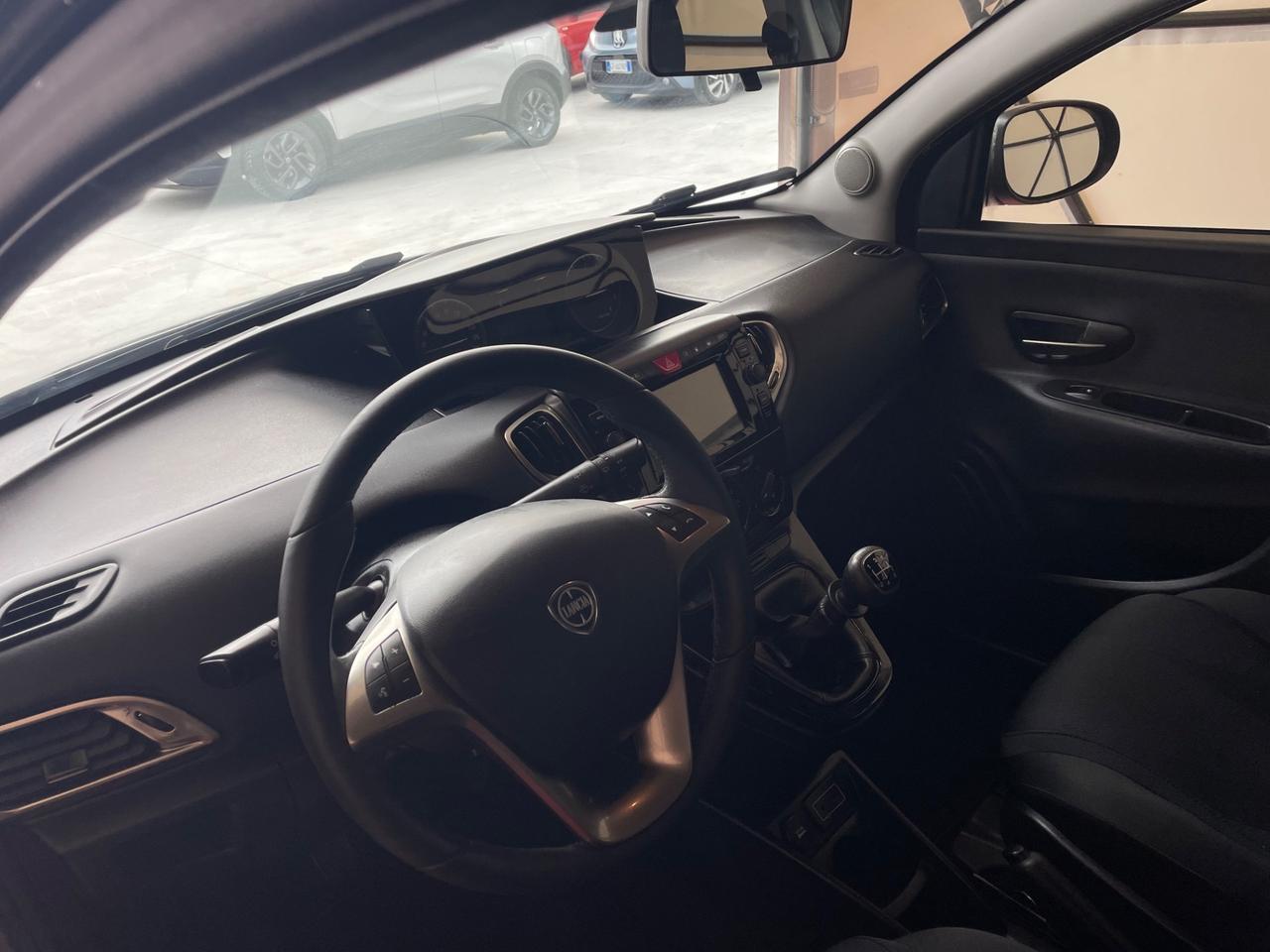 Lancia Ypsilon 0.9 TwinAir 85 CV 5 porte Metano Ecochic Platinum