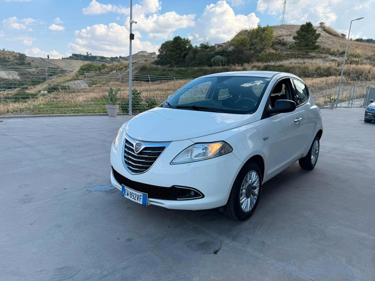 Lancia Ypsilon 0.9 TwinAir 85 CV 5 porte Metano Ecochic Silver