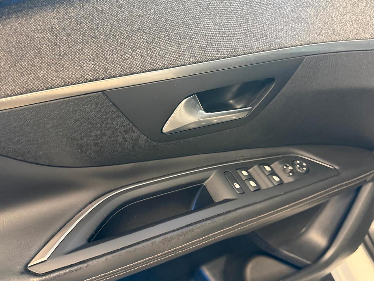 PEUGEOT 3008 1.6 BLUEHDI 120CV OK NEOPATENTATO NAVI CAM ANNO 2017