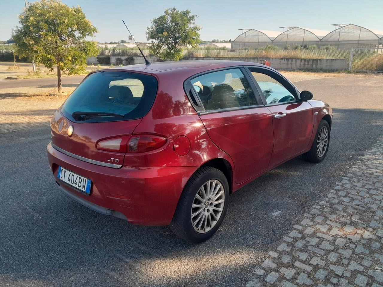 Alfa Romeo 147 1.9 JTD M-JET 16V rossa