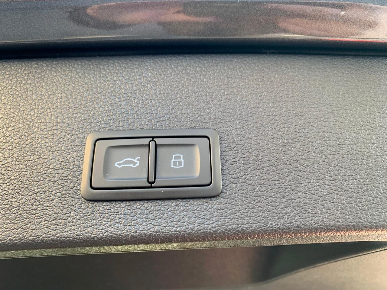 Audi Q2 30 TDI S tronic Identity Black