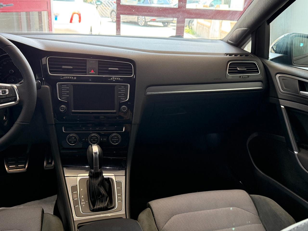 Volkswagen Golf 2.0 TDI DSG 5p. Highline BlueMotion R line.
