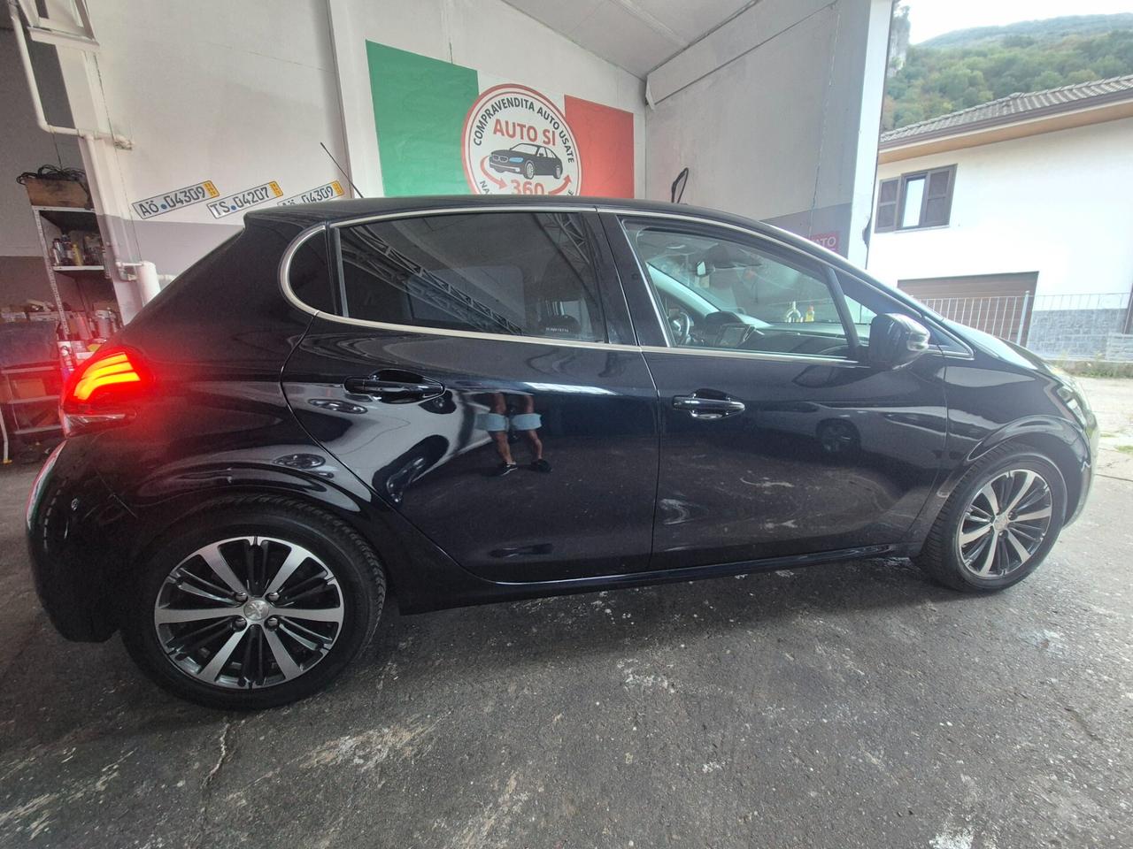 Peugeot 208 PureTech 82 5 porte Allure neo patentati