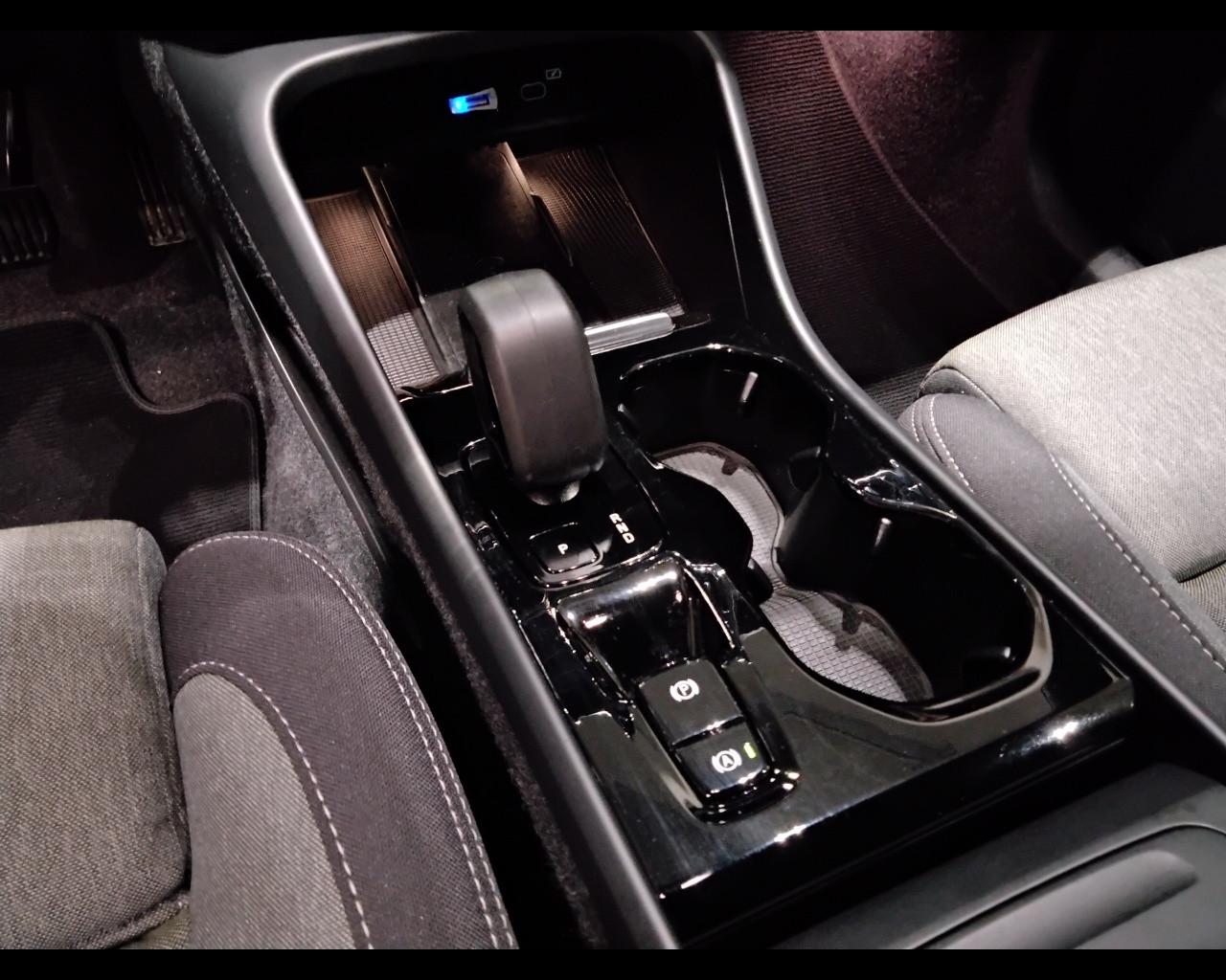 VOLVO XC40 2023 - XC40 2.0 b3 Plus Dark auto