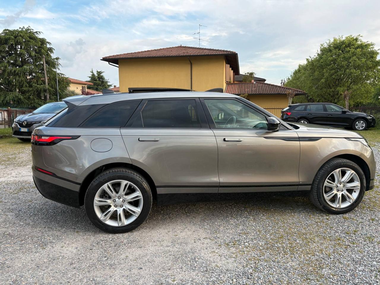 Range Rover Velar 2.0D I4 180 CV R-Dynamic HSE Tetto Aprile