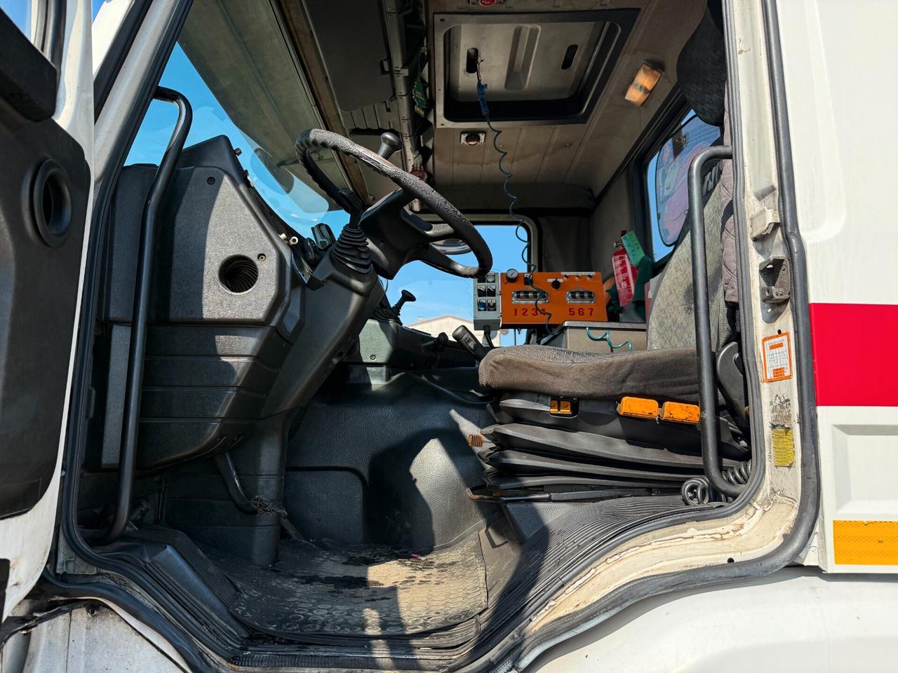 Scania P93.220 Cisterna bitume con asfaltatrice