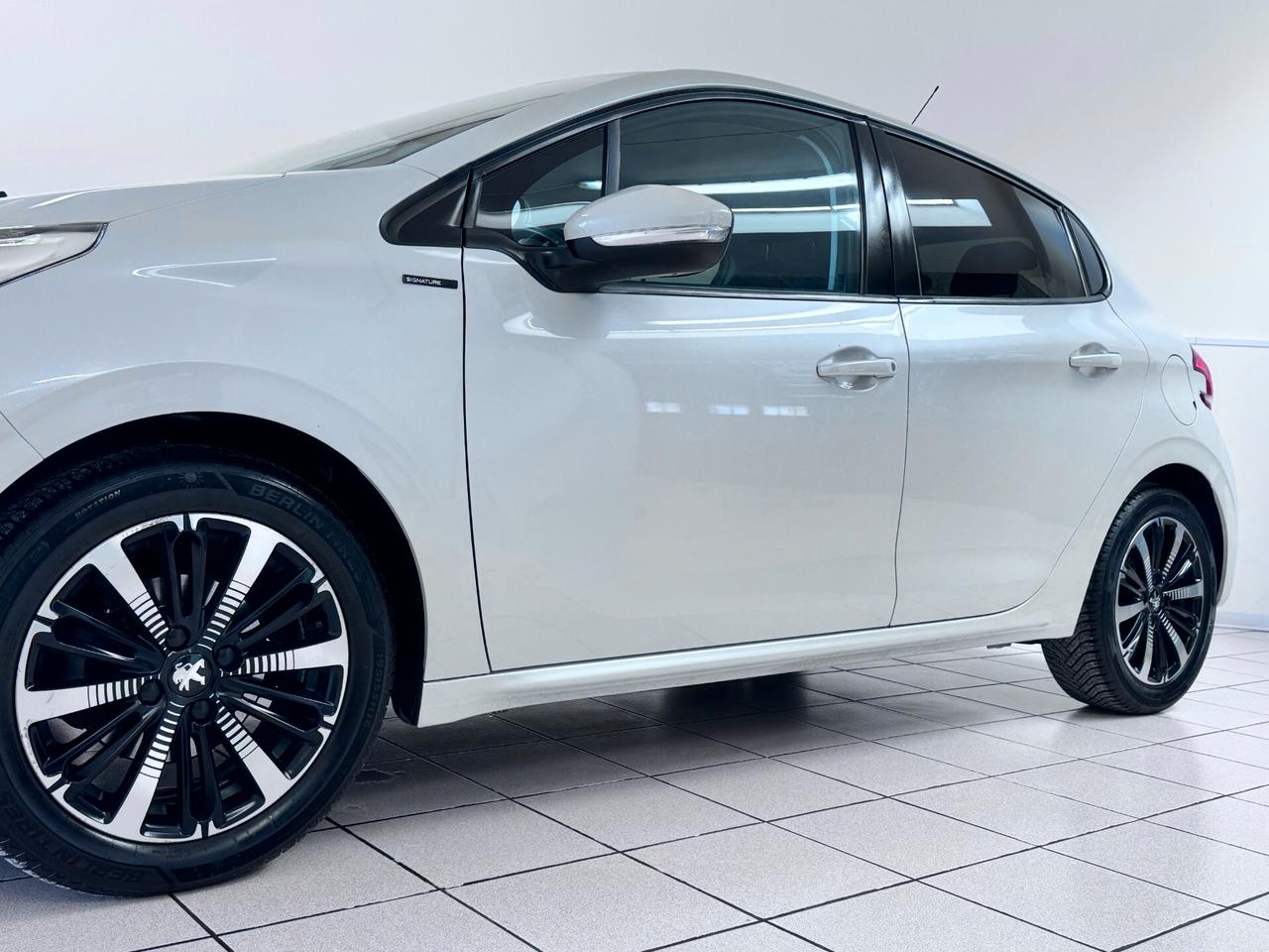 Peugeot 208 1.2 BENZINA 5 PORTE Signature