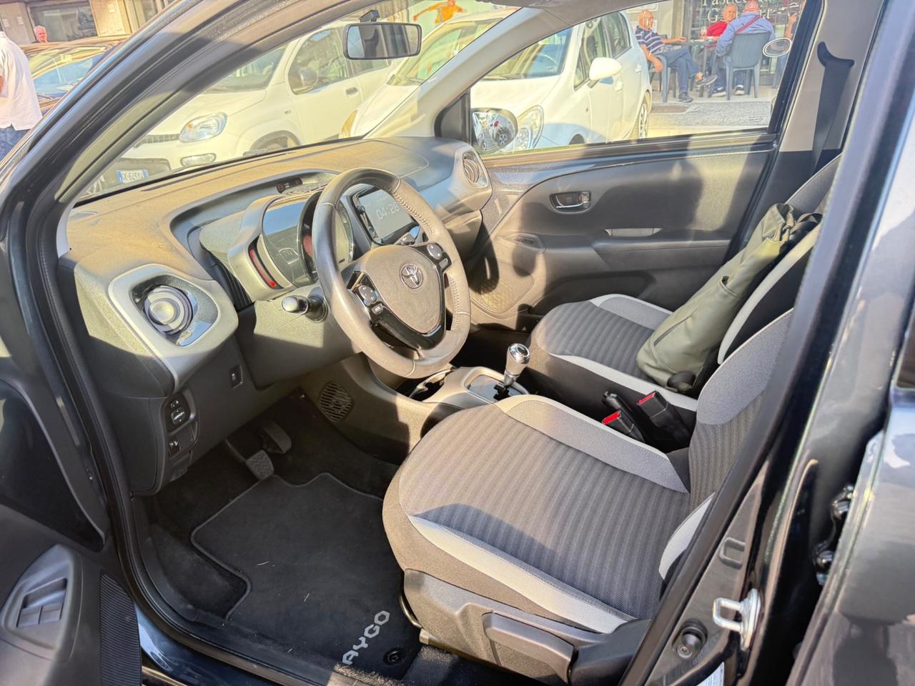 Toyota Aygo 1.0 VVT-i 72 CV 5 porte x-play MMT C.AUTOMATICO LED NAVI KAMERA CERCHI 16 PDC BLUETOOTH