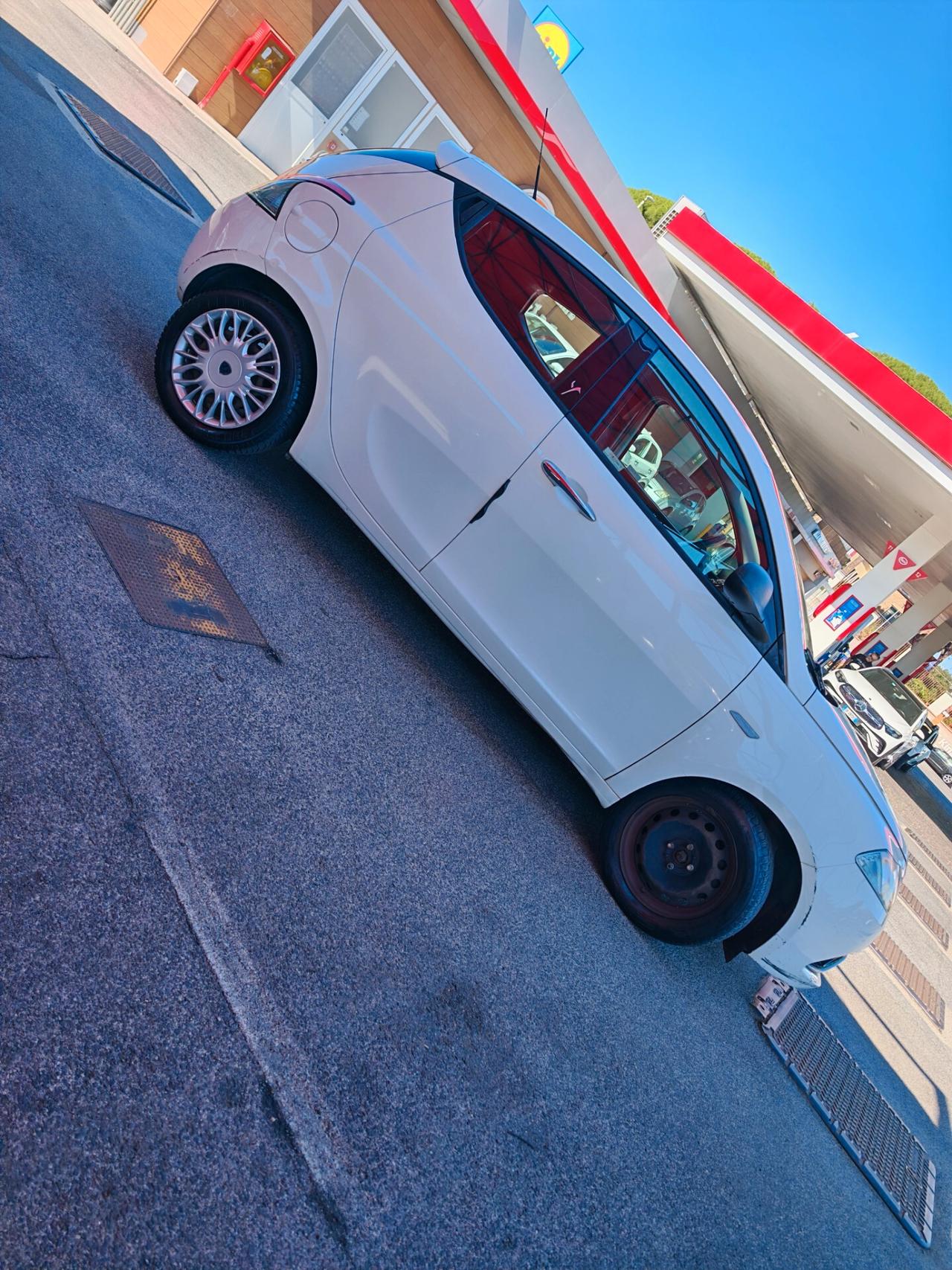 Lancia Ypsilon 0.9 TwinAir 85 CV 5 porte S&S DFN Platinum