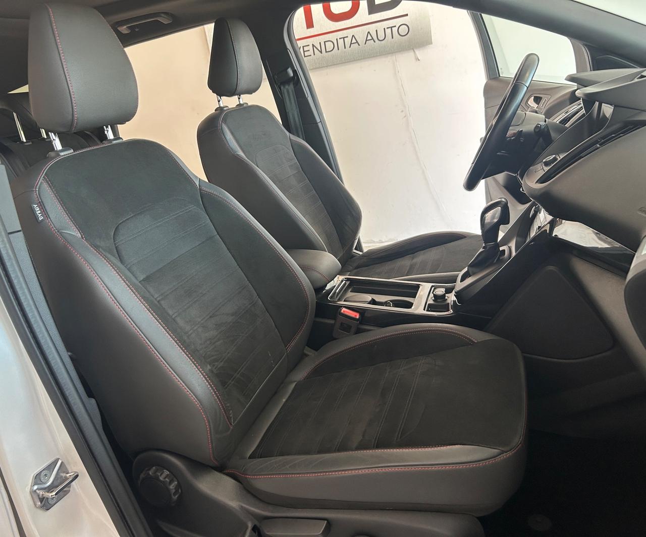 Ford Kuga 2.0 TDCI 180 CV 4WD Powershift ST-Line