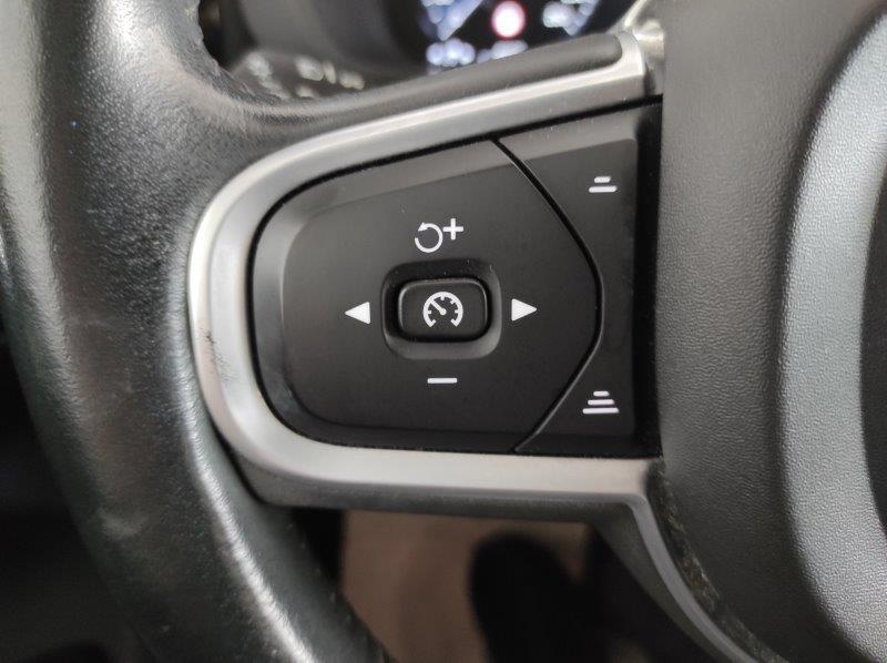 VOLVO XC60 (2017-->) - XC60 B5 (d) AWD Geartronic Momentum Pro