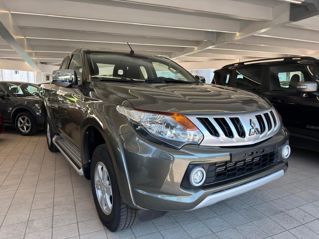 L200 ClubCab 2.4 DI-D 154cv Invite 4wd Super Select 6M