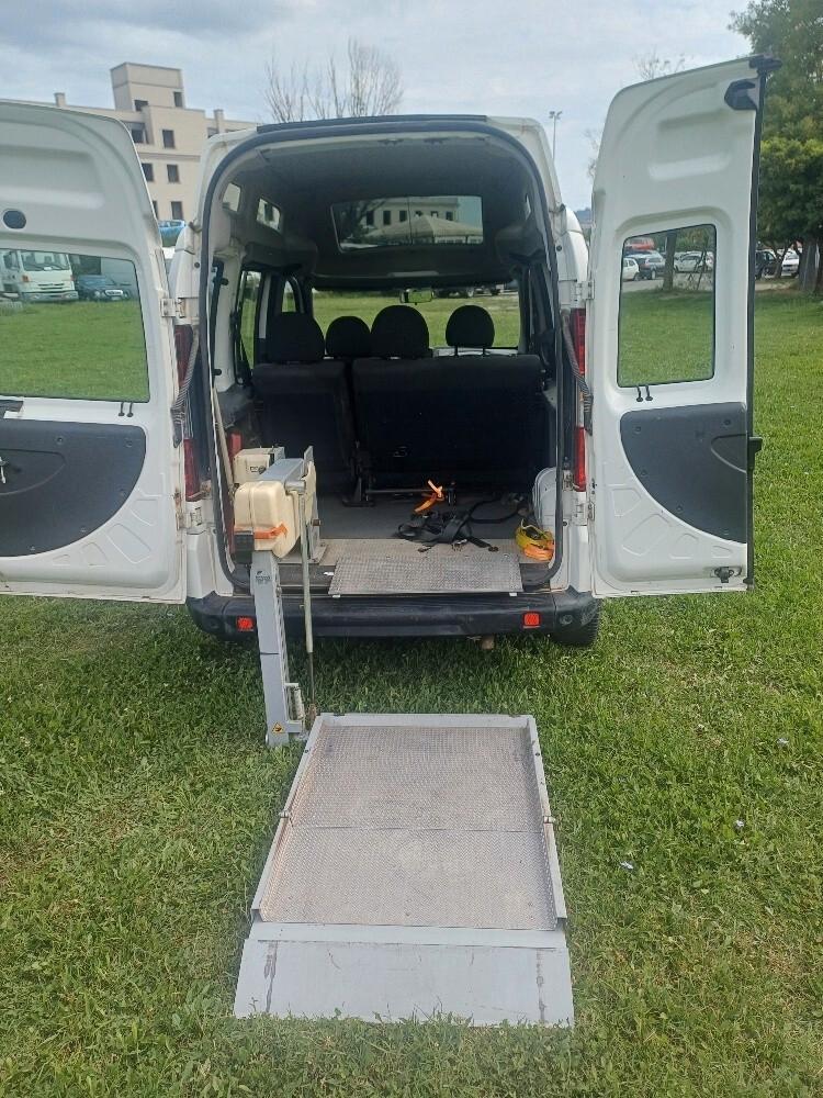 Fiat Doblò 1.9 MJT 120 CV con pedana per disabili