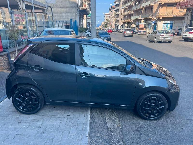 Toyota Aygo 1.0 VVT-i 69 CV 5 porte x-black