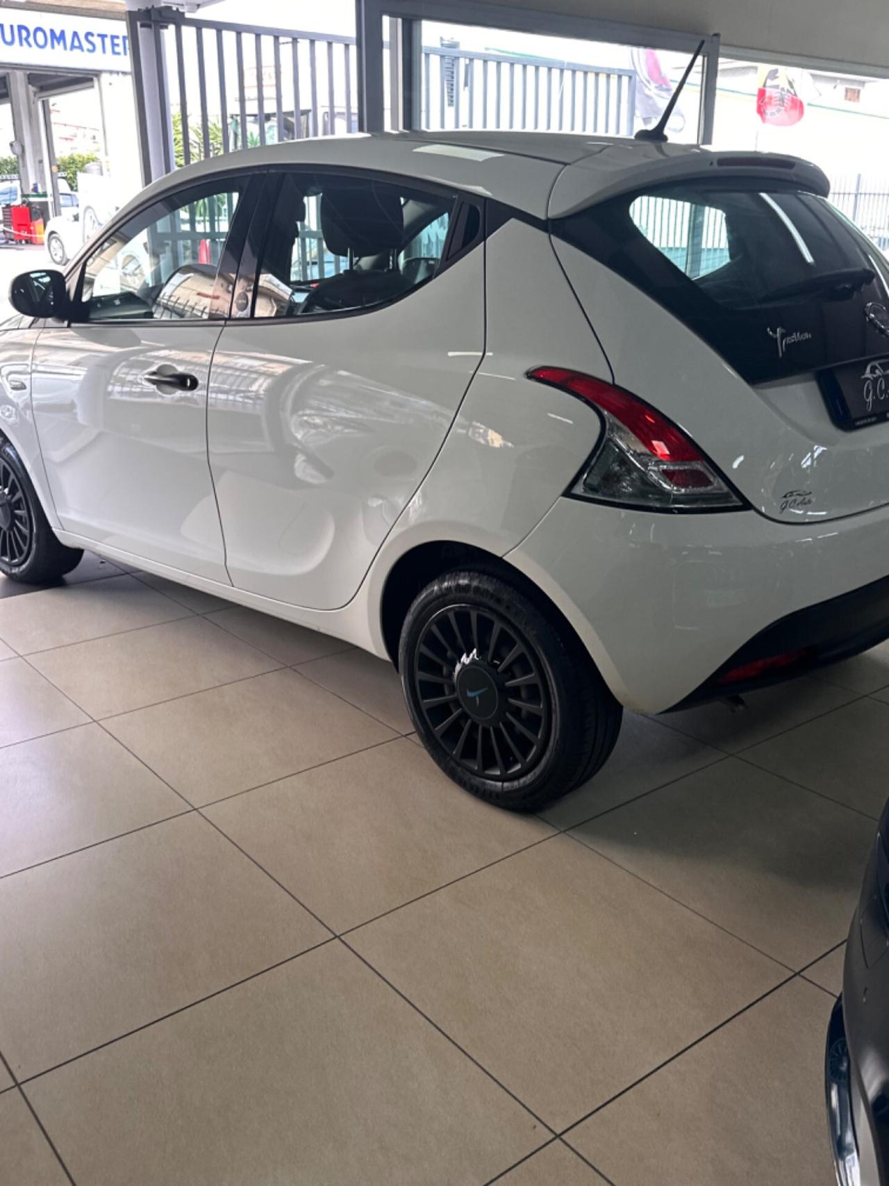 Lancia Ypsilon 1.0 FireFly 5 porte S&S Hybrid Ecochic Silver