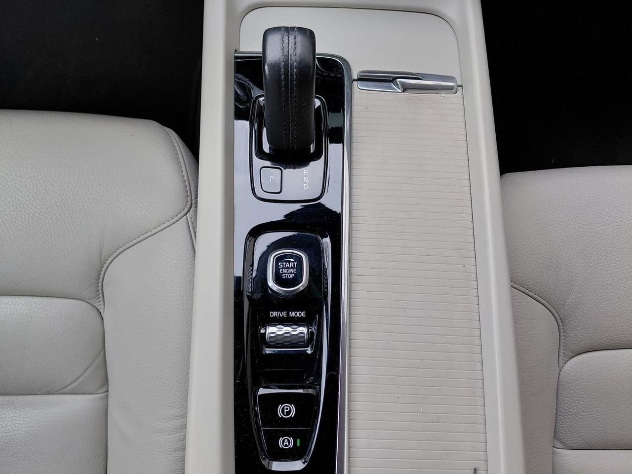 Volvo XC 60 Momentum Pro 2.0 B4 MHEV #10050