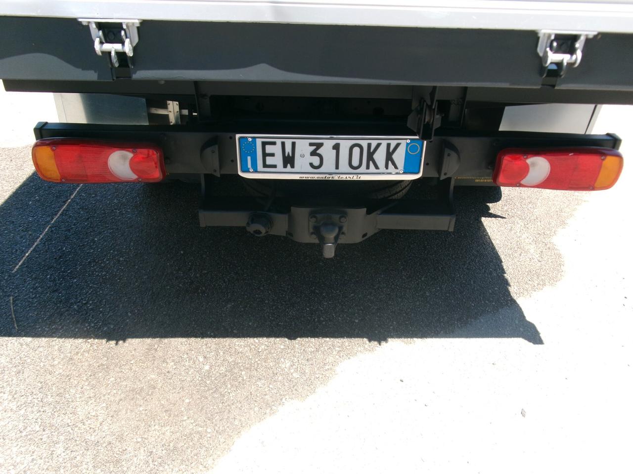 Nissan Cabstar NT 400 35-12 E5 RIBALTABILE TRILATERALE CON SOVRASPONDE GANCIO TRAINO
