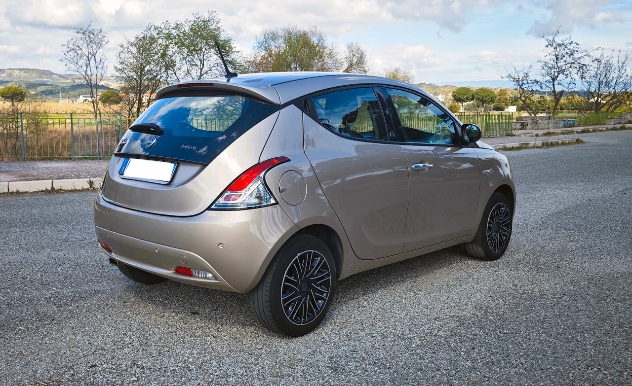 Lancia Ypsilon 1.0 FireFly 5 porte S&S Hybrid Ecochic Gold