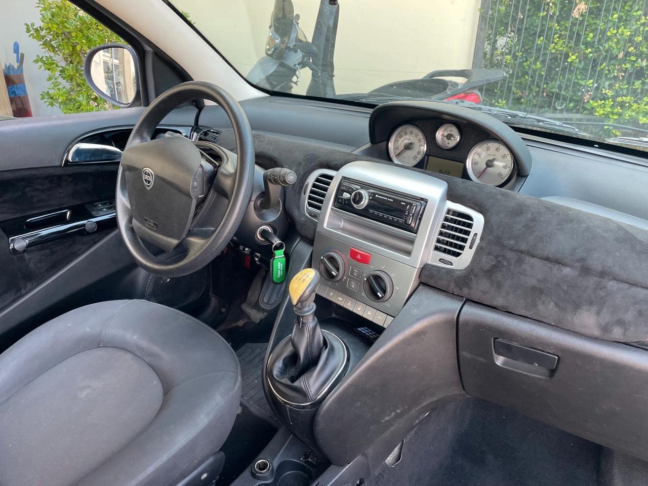 Lancia Ypsilon 1.2 69 CV Unyca