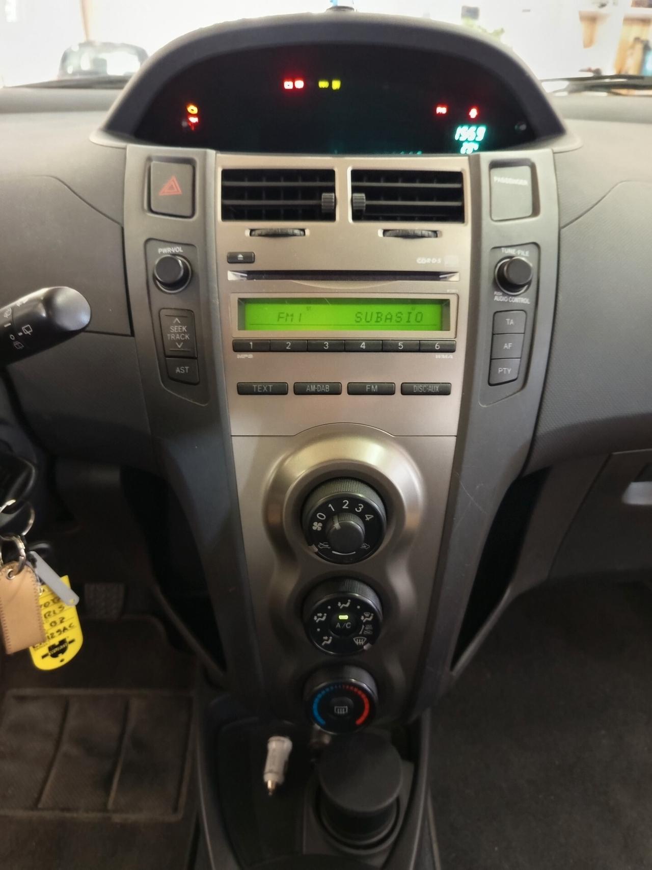 Toyota Yaris 1.3 5 porte, 124 Mila chilometri ok neopatentati