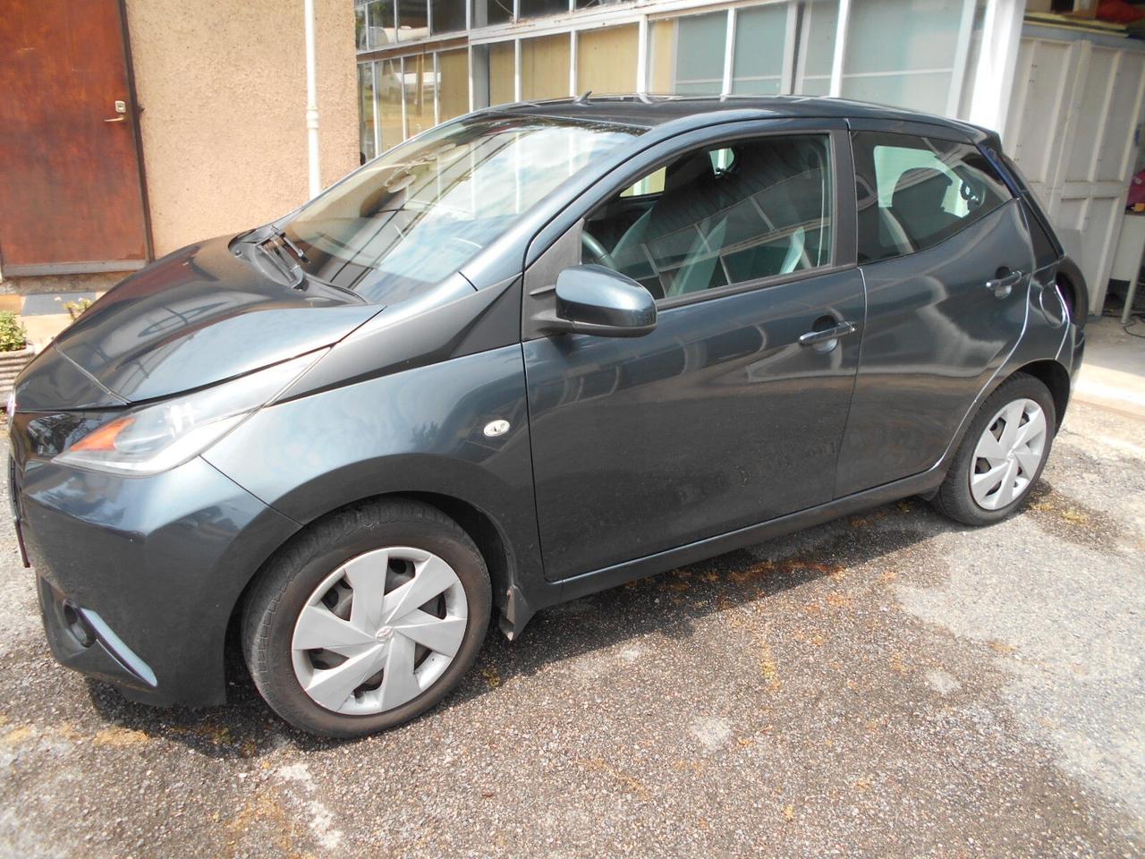 Toyota Aygo 1.0 5 porte Lounge Connect euro 5 neo patentati