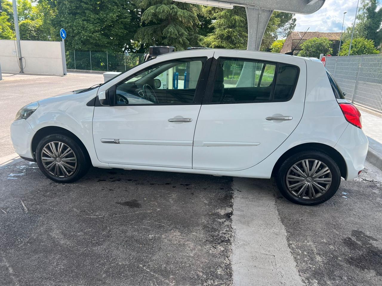 Renault Clio 1.2 5 porte Luxe * 2010