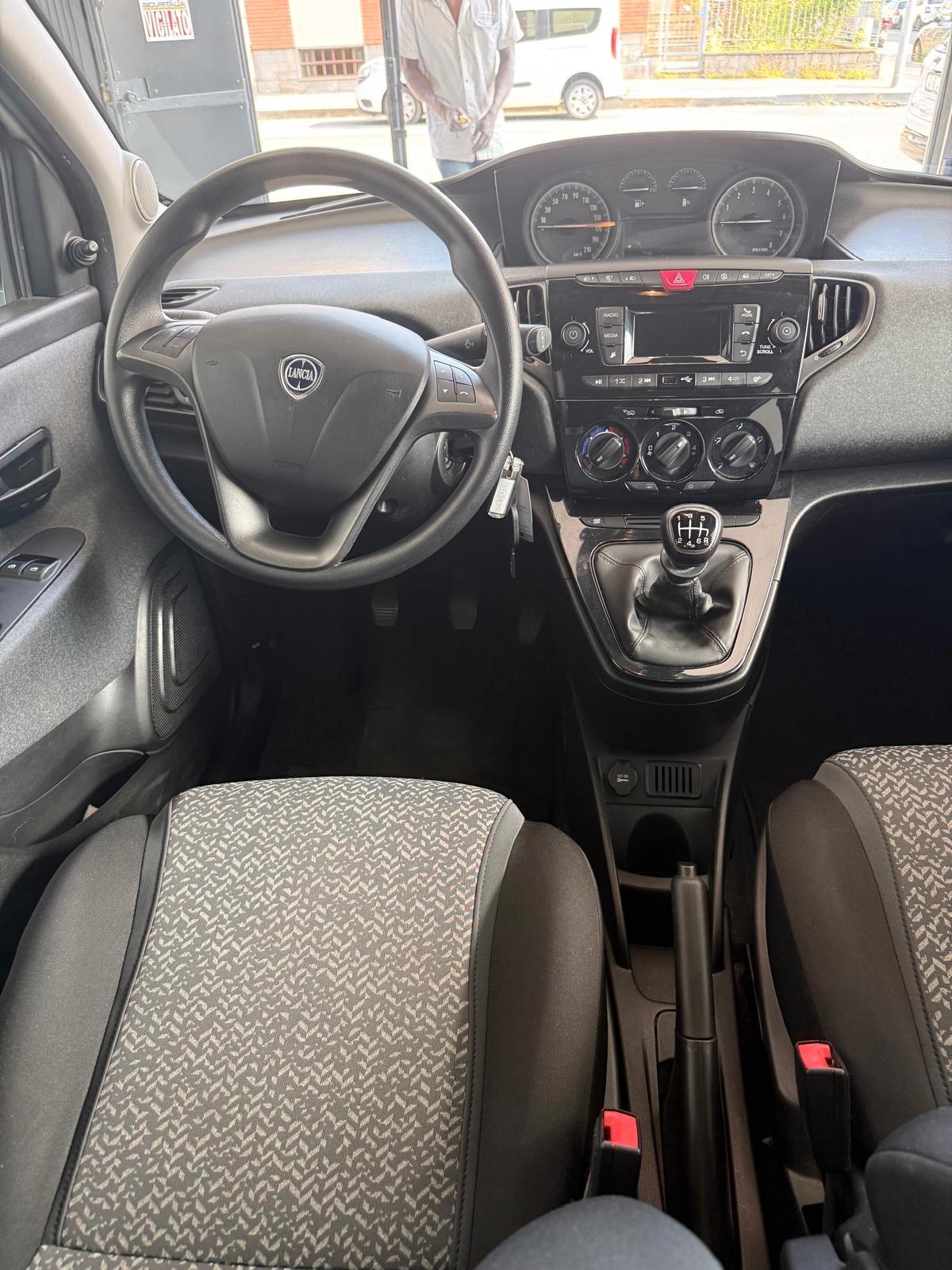 Lancia Ypsilon 1.0 FireFly 5 porte S&S Hybrid Ecochic Silver