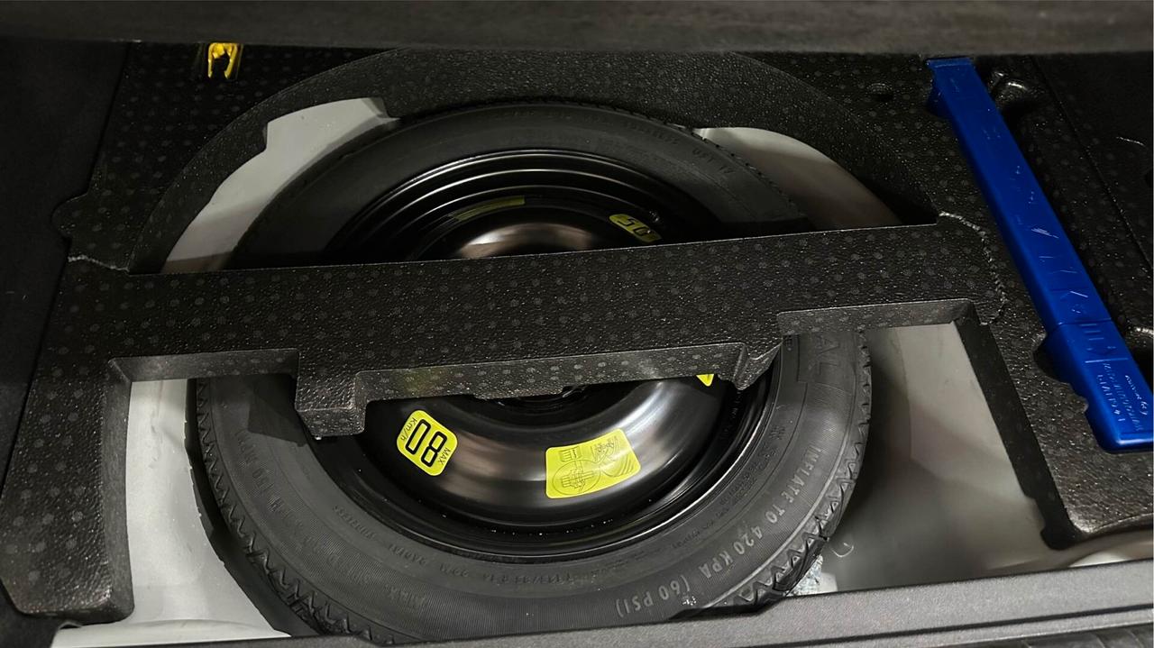 Peugeot 2008 BlueHDi 100 Allure Colore bianco perla