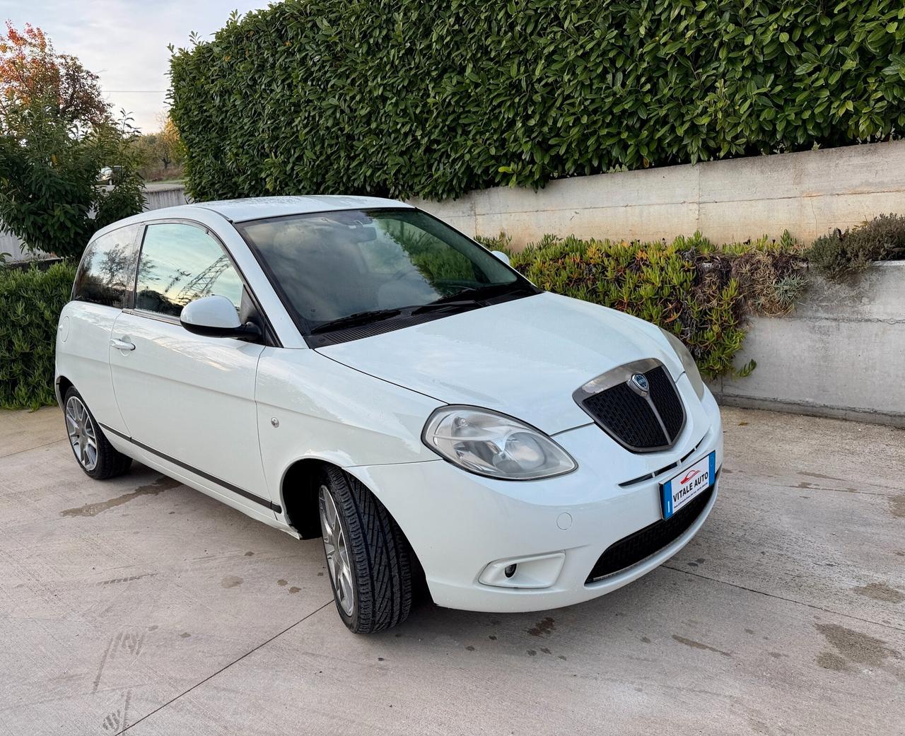 Lancia Ypsilon 1.3 MJT 75 CV MomoDesign