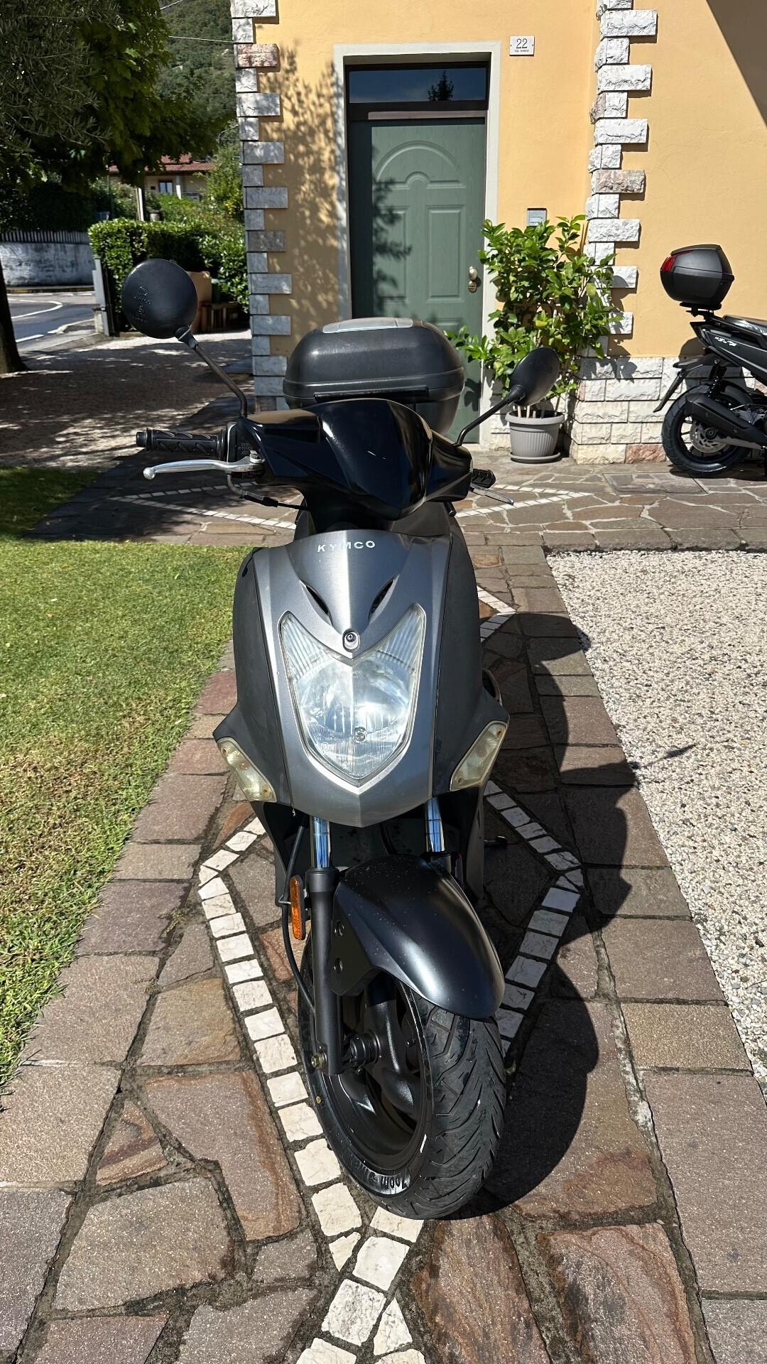Kymco Agility 50 R12 con bauletto post