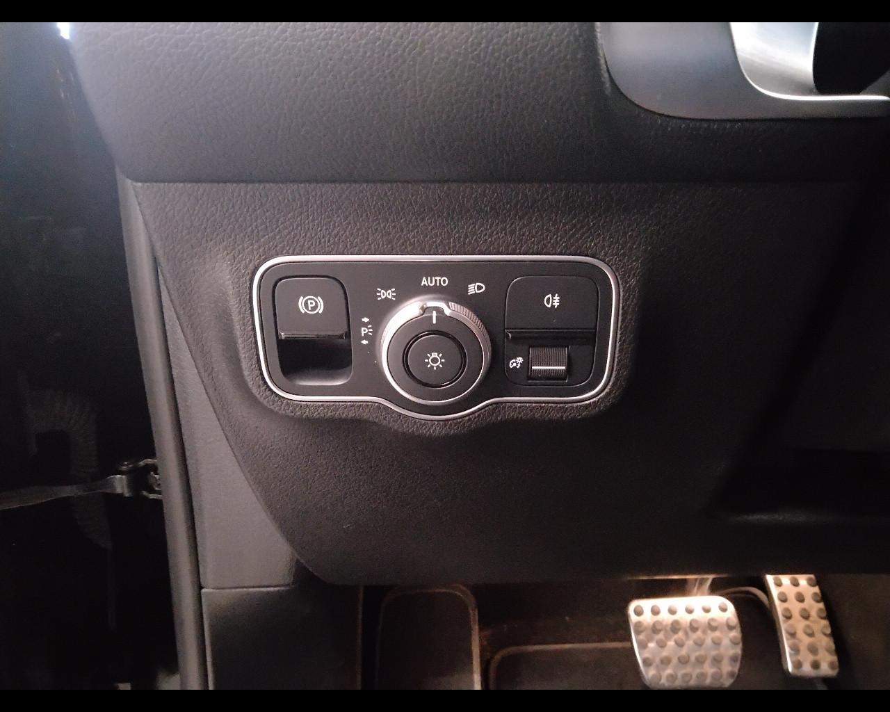 Mercedes-Benz GLB - X247 2019 - GLB 180 d Premium auto