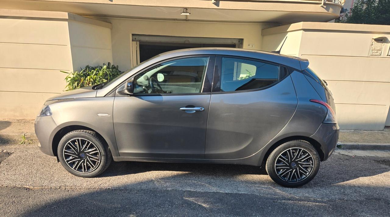 Lancia Ypsilon 1.0 FireFly 5 porte S&S Hybrid Gold