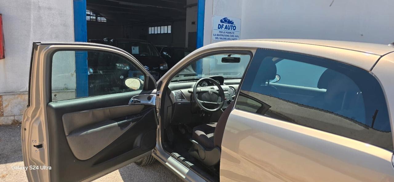 Lancia Ypsilon 1.3 MJT 75 CV Versus