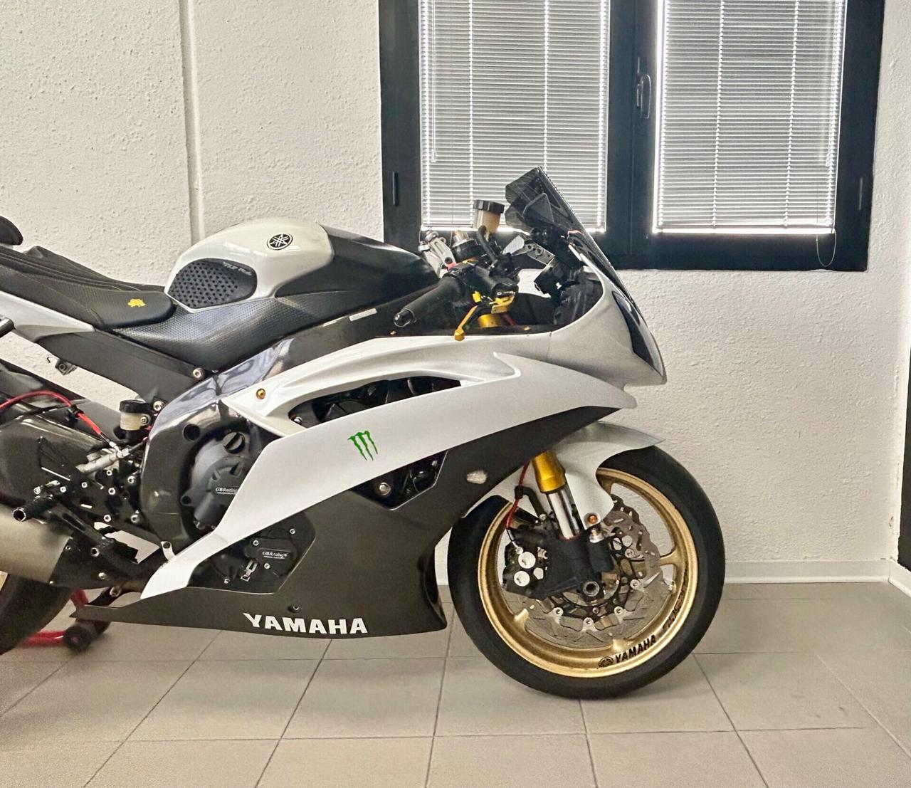 YAMAH YZF - R6 " MOTO TAGLIANDATA E PRONTA ALL'USO "