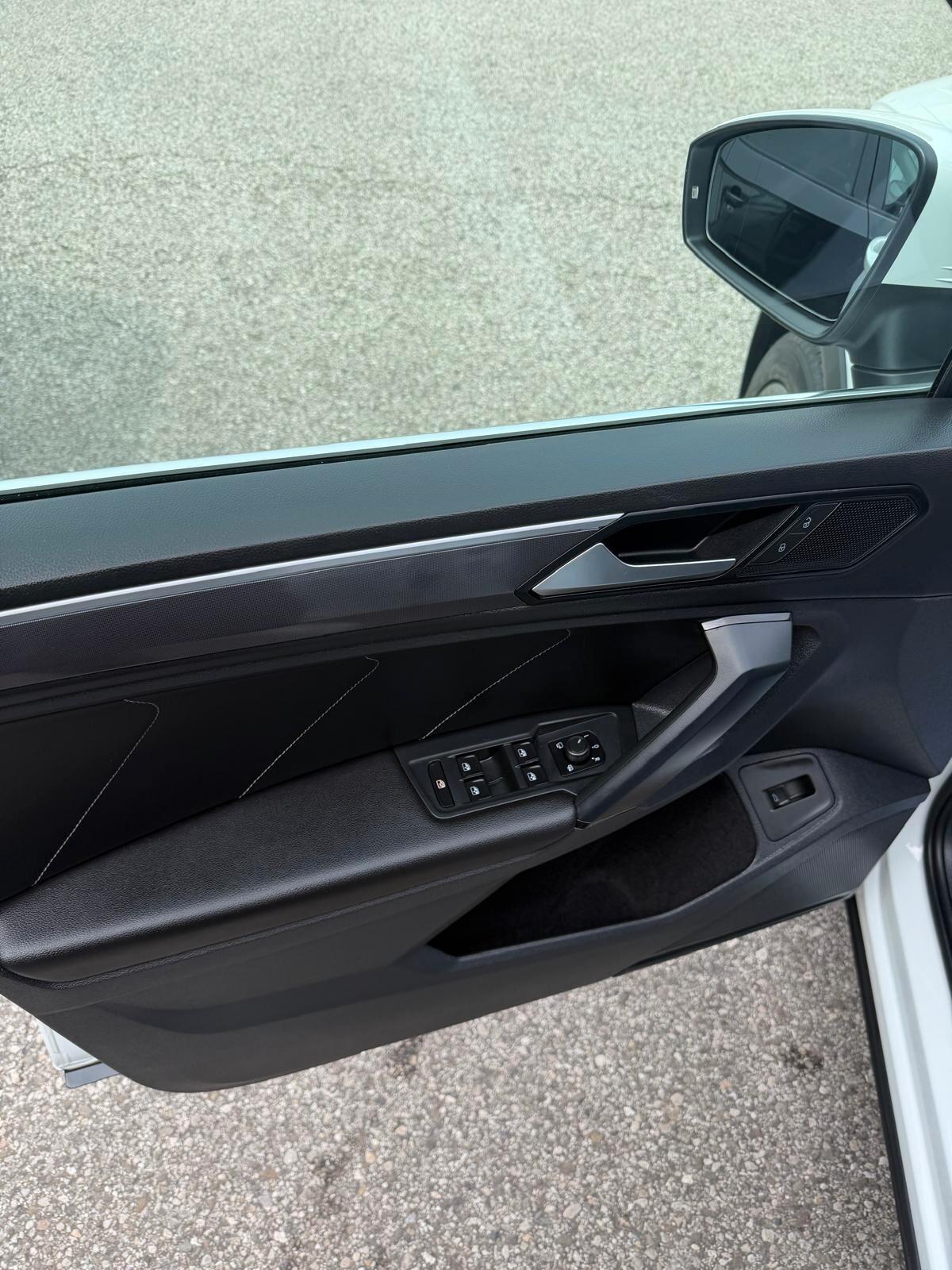 Volkswagen Tiguan 2.0 TDI SCR DSG R-LINE Pack interno ed esterno