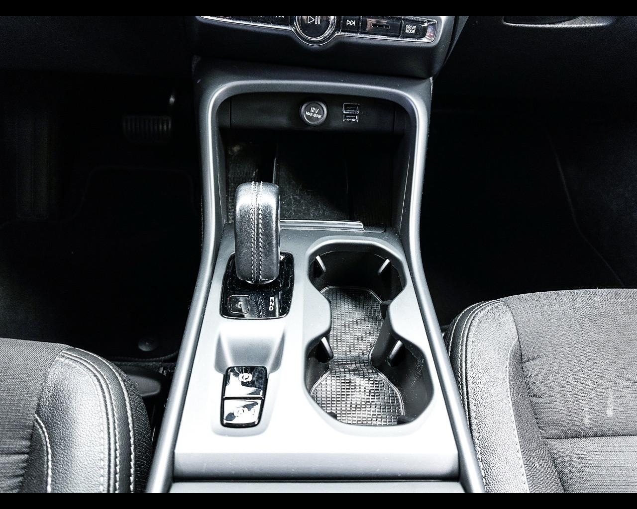 VOLVO XC40 (2017-->) - XC40 T3 Geartronic Business