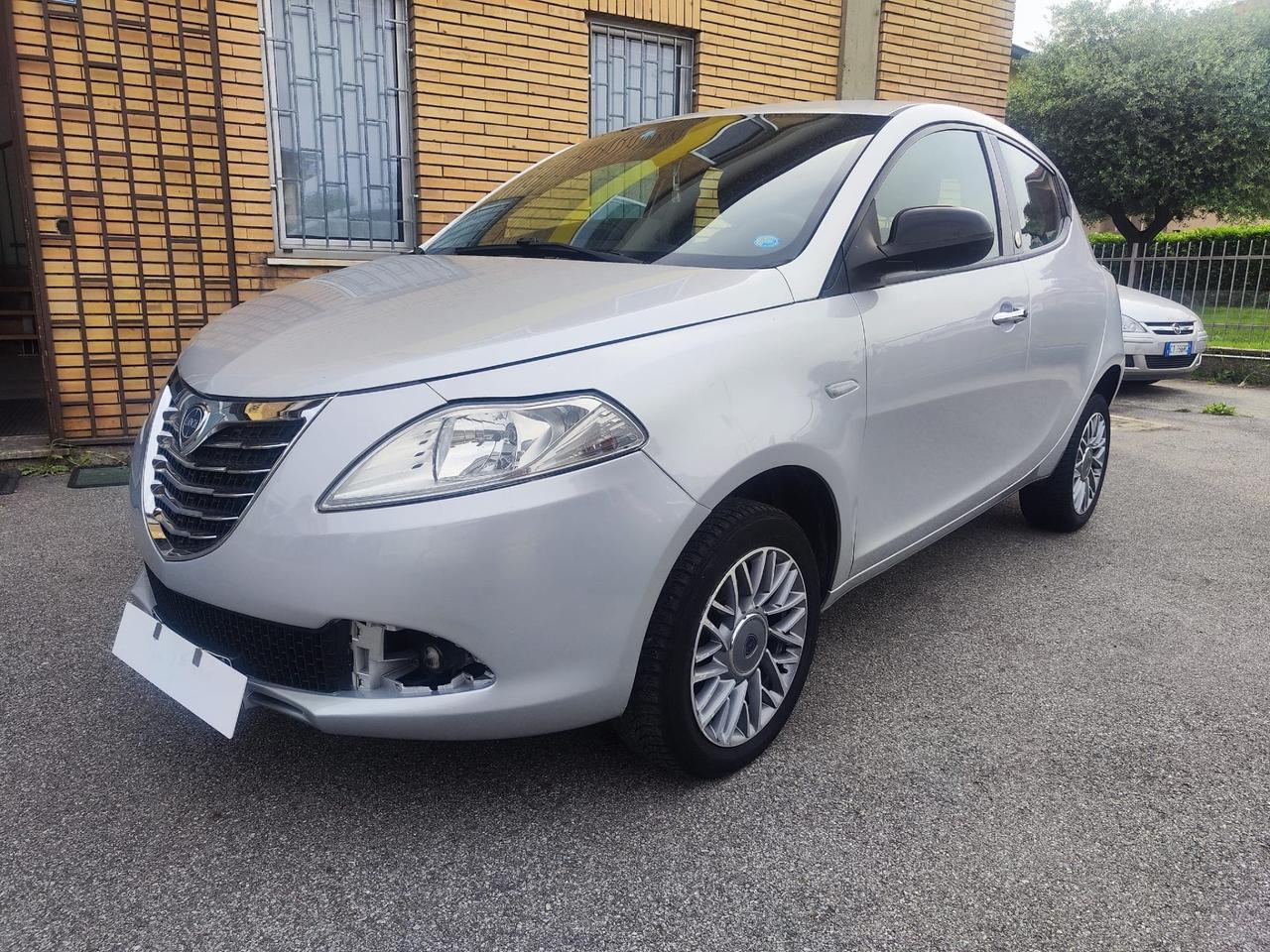 Lancia Ypsilon 0.9 TwinAir 85 CV 5 porte Metano Ecochic Silver