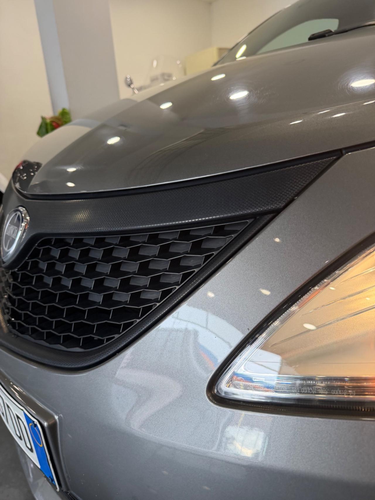 Lancia Ypsilon Elefantino Blu Gpl casa madre